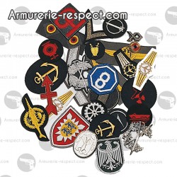 Assortiment de 50 insignes OTAN